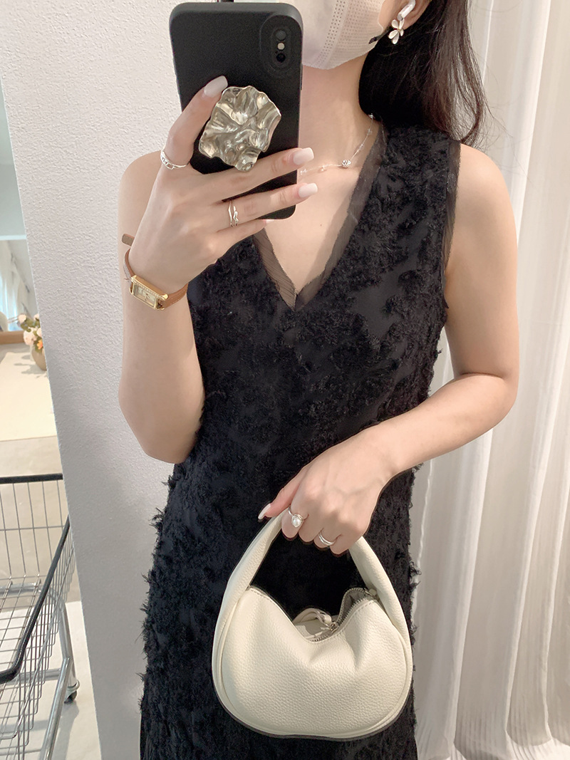 🩷chic 新裝! V領毛絨感純色背心連衣裙：圖片 4