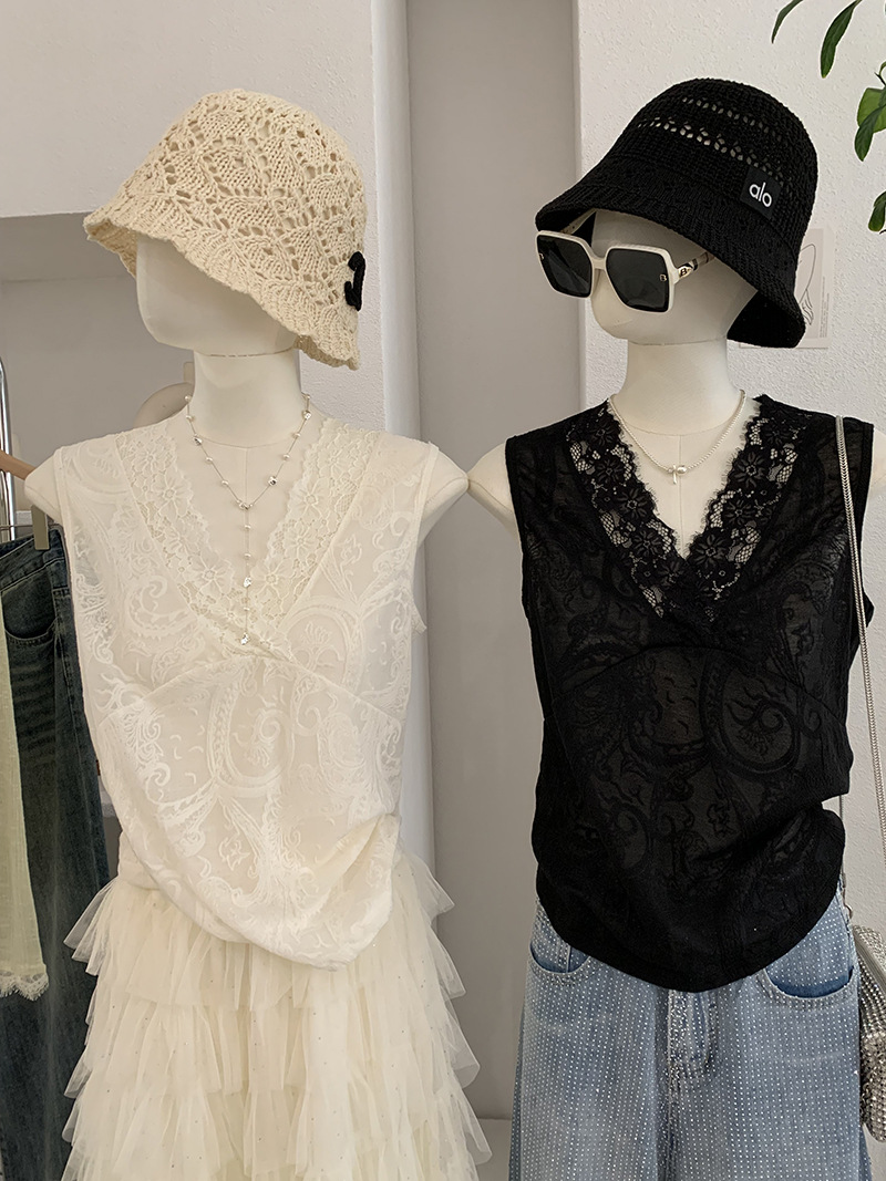 🩷chic 新裝! 純欲風LACE花邊V領修身背心：圖片 1