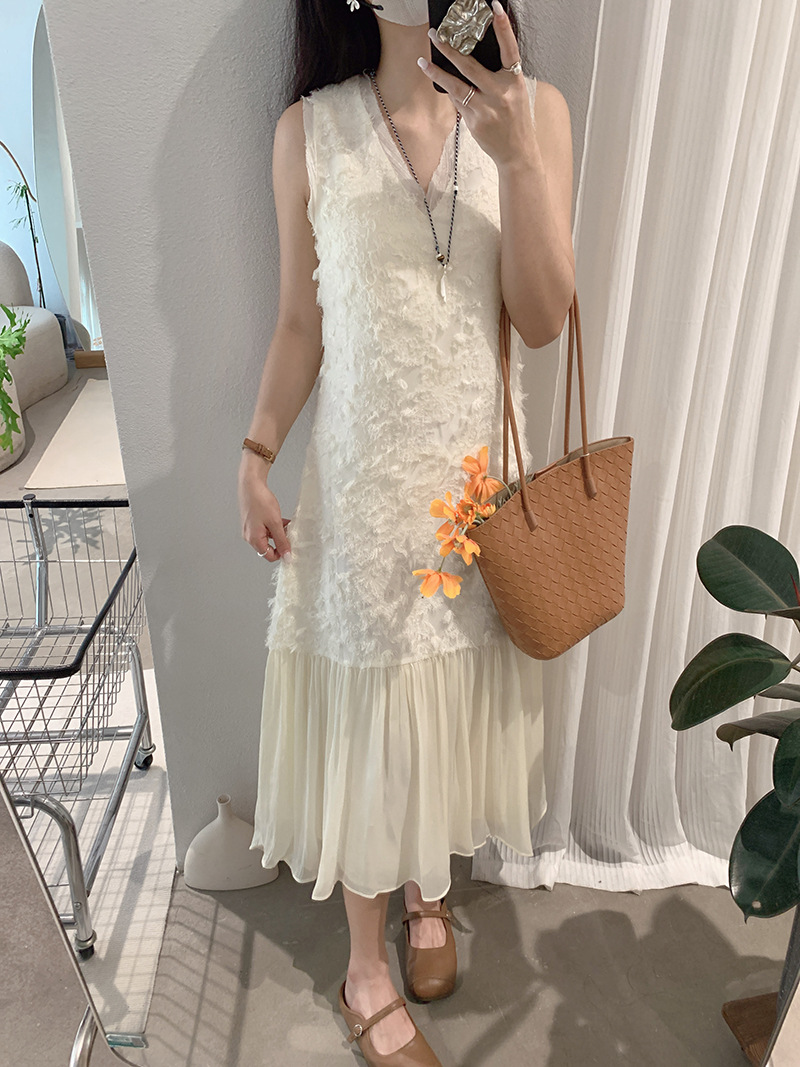 🩷chic 新裝! V領毛絨感純色背心連衣裙：圖片 3