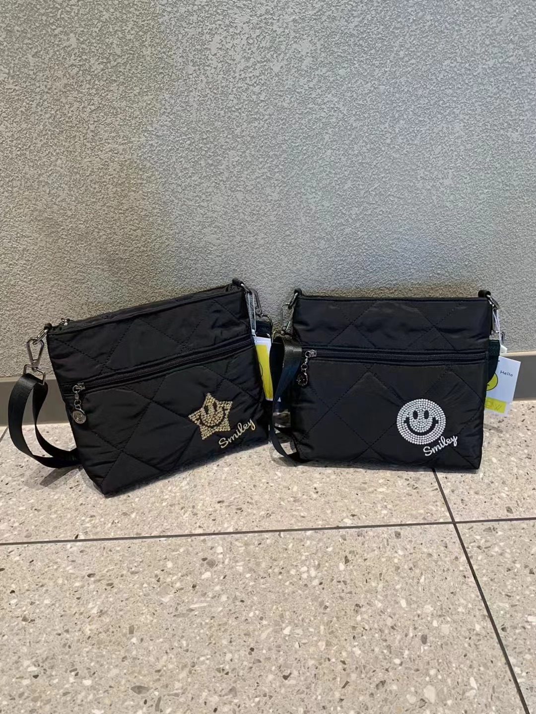 輕便刺繡SMILEY菱格方型斜孭袋：圖片 1