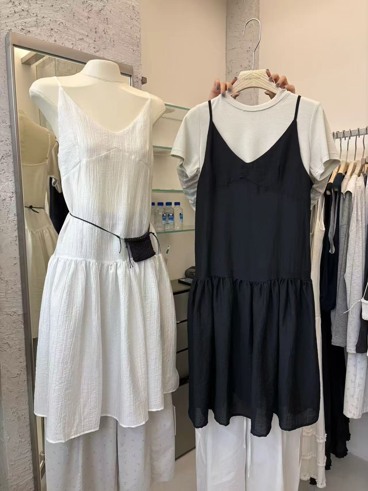 🩷chic 新裝!少女感v領疊穿吊帶連衣裙：圖片 1