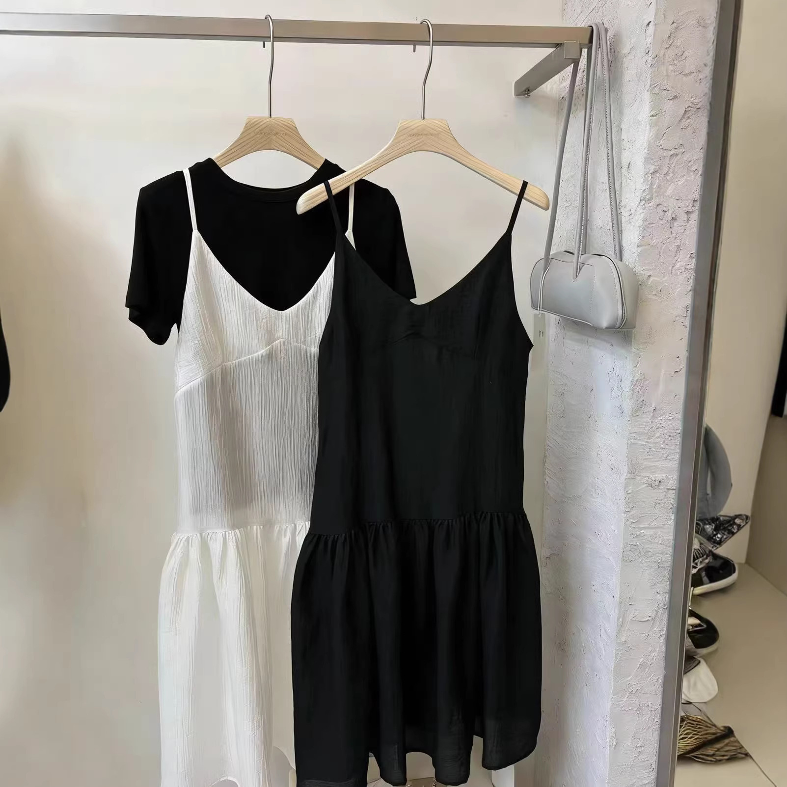 🩷chic 新裝!少女感v領疊穿吊帶連衣裙：圖片 2