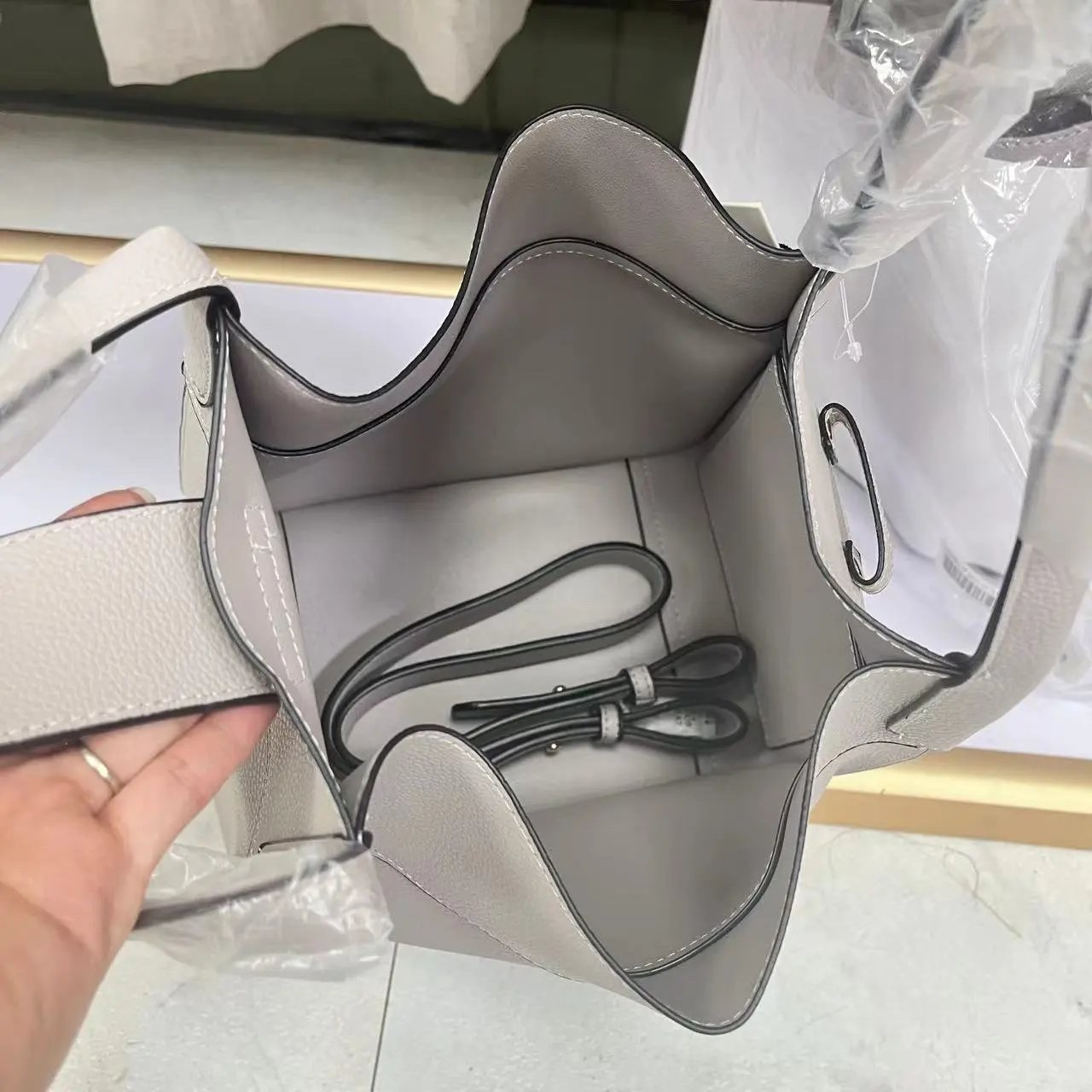 日本🇯🇵GRL通勤水桶手挽袋：圖片 10