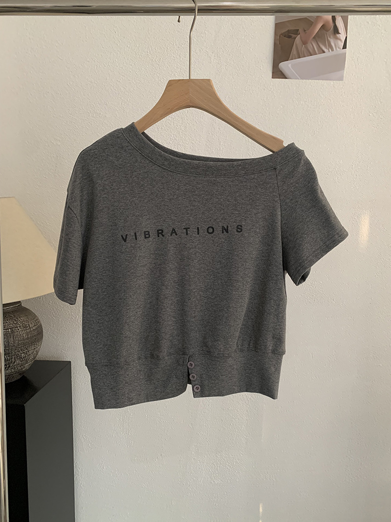 🩷chic新裝! 字母印花斜領露肩紐扣T恤：圖片 8