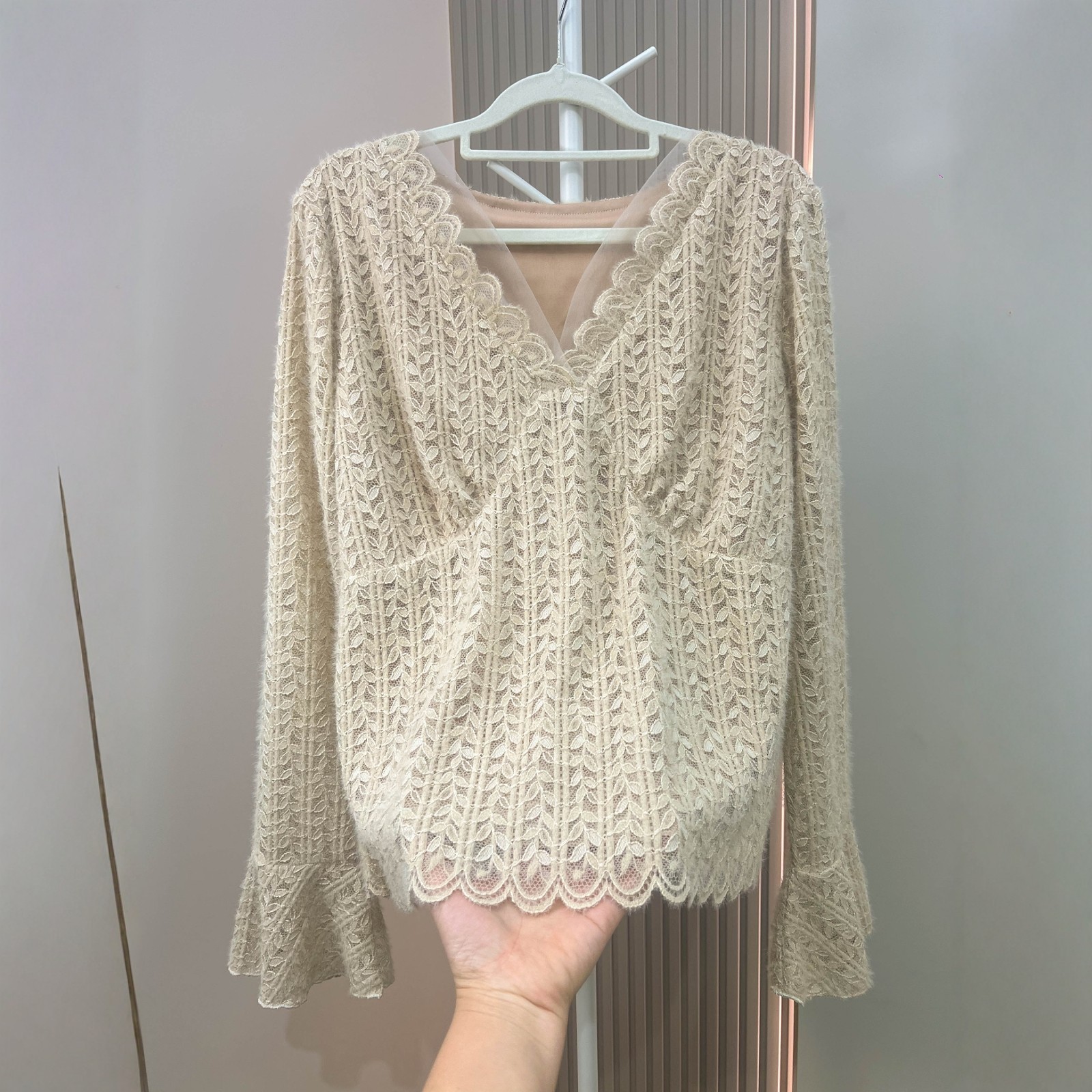 PLUS SIZE💗春秋款喇叭袖V領lace上衣：圖片 3