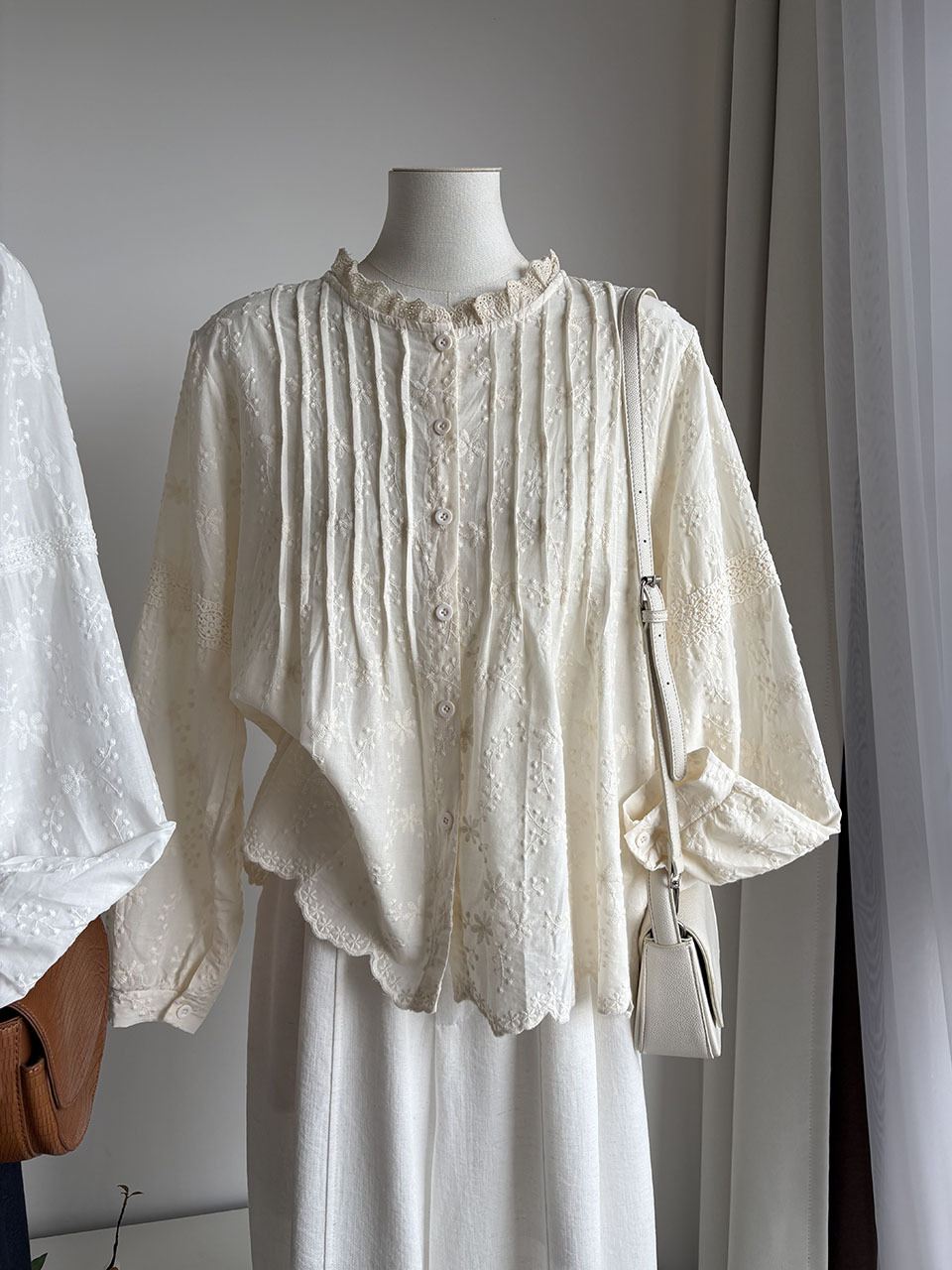 韓系木耳花邊小企領刺繡鬆身恤衫：圖片 1